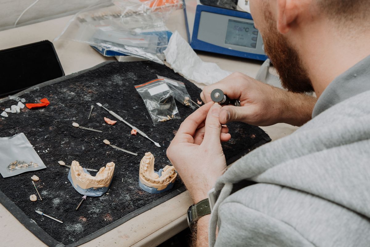 Prothèses dentaires fabriquées en Chine : ce que votre dentiste doit vous dire avant de poser une couronne
